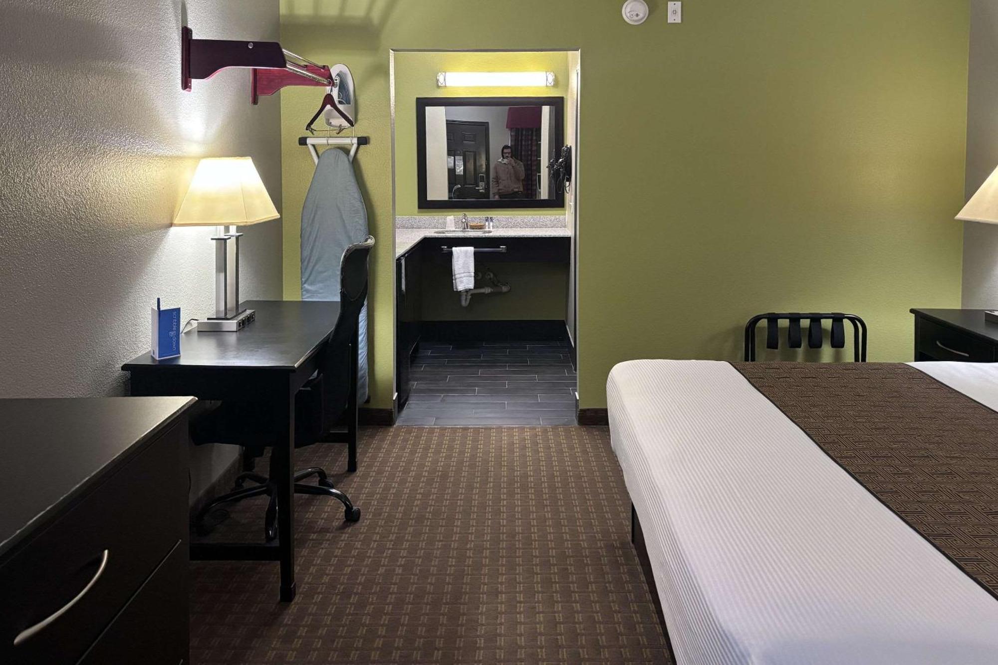Rodeway Inn Dilley Экстерьер фото