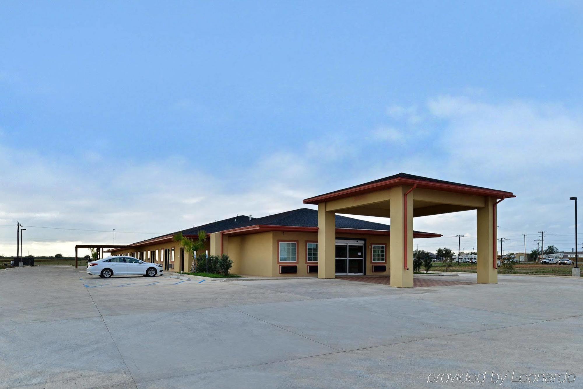 Rodeway Inn Dilley Экстерьер фото