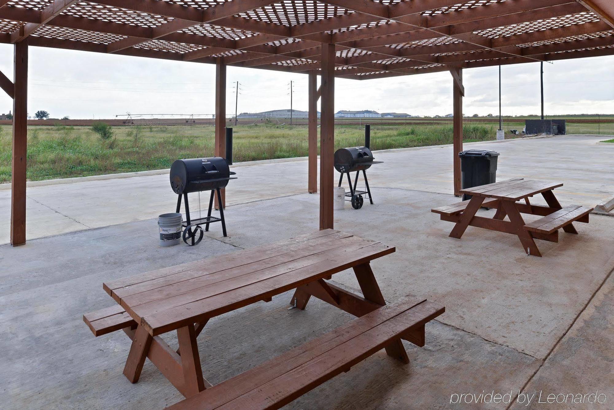 Rodeway Inn Dilley Экстерьер фото