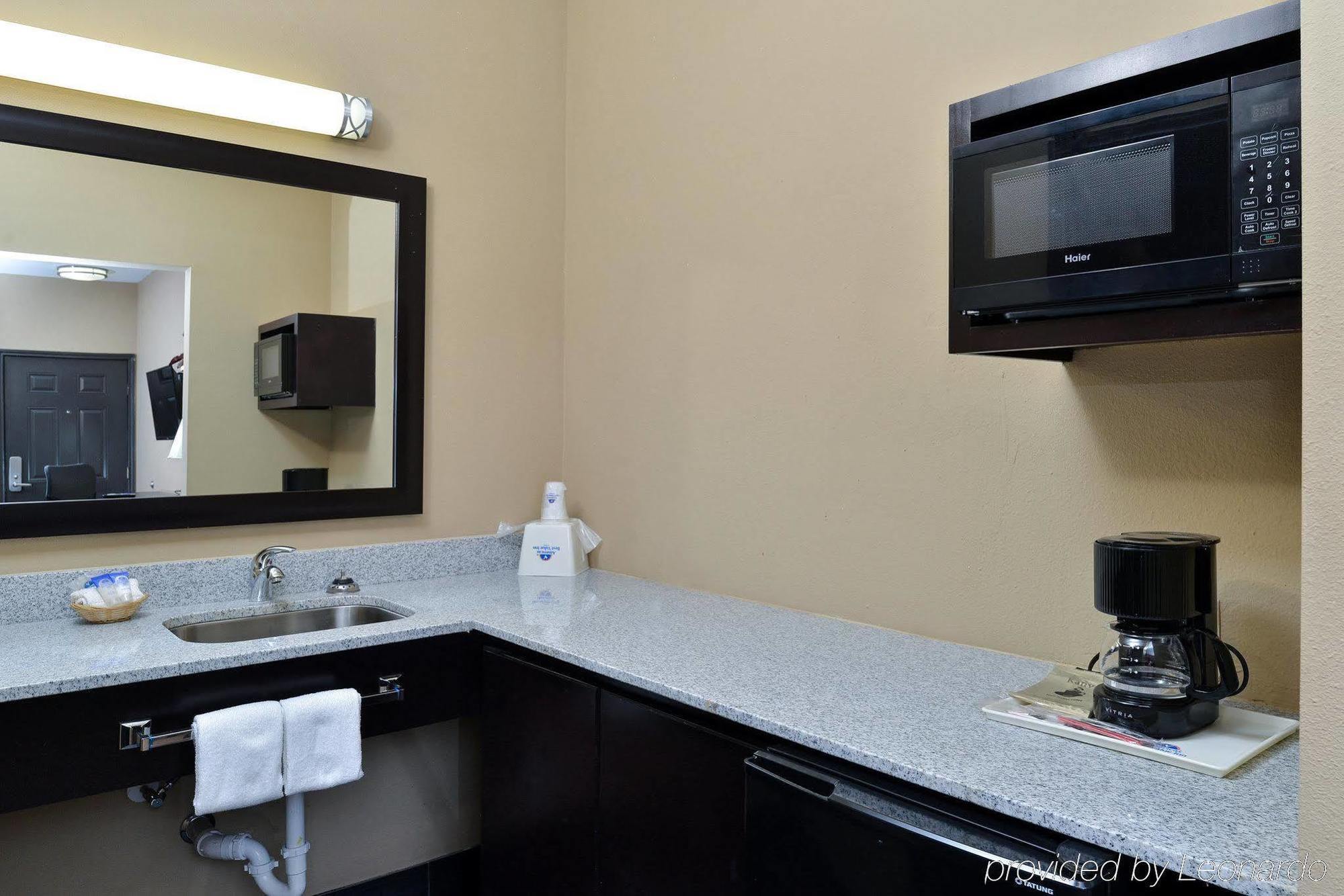 Rodeway Inn Dilley Экстерьер фото