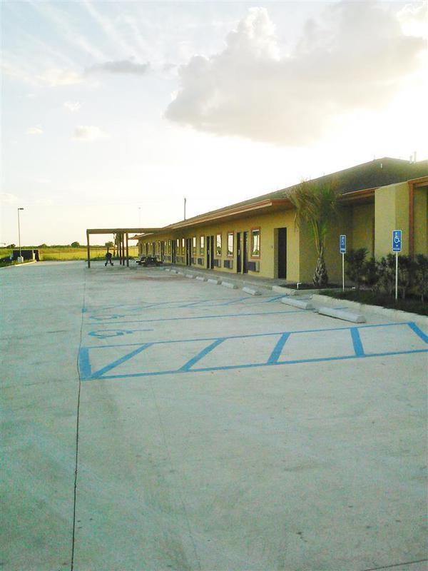 Rodeway Inn Dilley Экстерьер фото